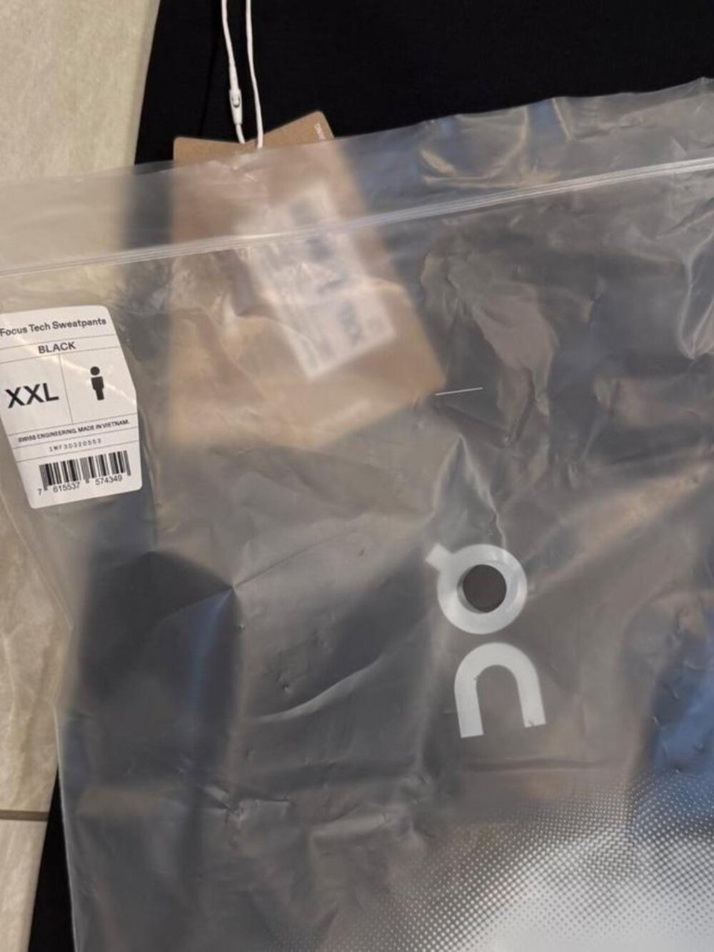 On Running Focus Tech Sweatpants - Picture 2 of 4